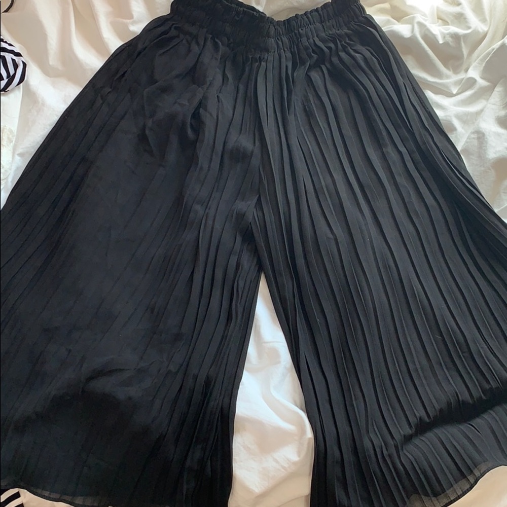 Black pleated culottes